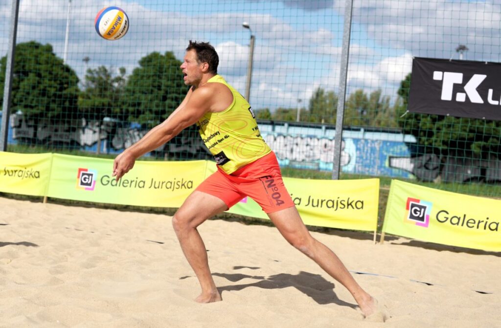 Turniej siatkówki plażowej przy GJ na zakończenie lata. Grali „starsi” panowie [ZDJĘCIA] 31