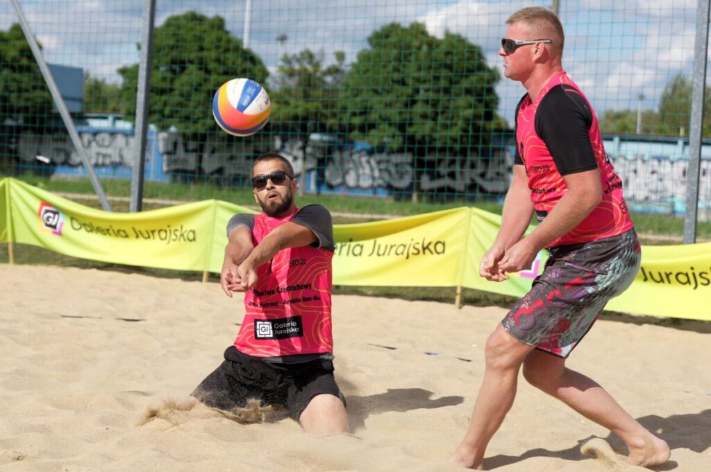 Turniej siatkówki plażowej przy GJ na zakończenie lata. Grali „starsi” panowie [ZDJĘCIA] 32