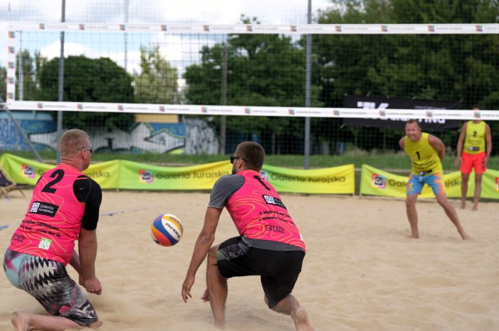 Turniej siatkówki plażowej przy GJ na zakończenie lata. Grali „starsi” panowie [ZDJĘCIA] 33