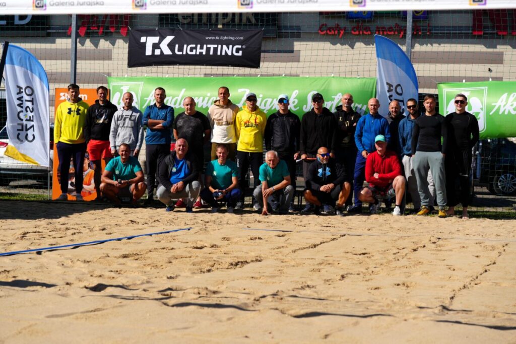 Turniej siatkówki plażowej przy GJ na zakończenie lata. Grali „starsi” panowie [ZDJĘCIA] 9