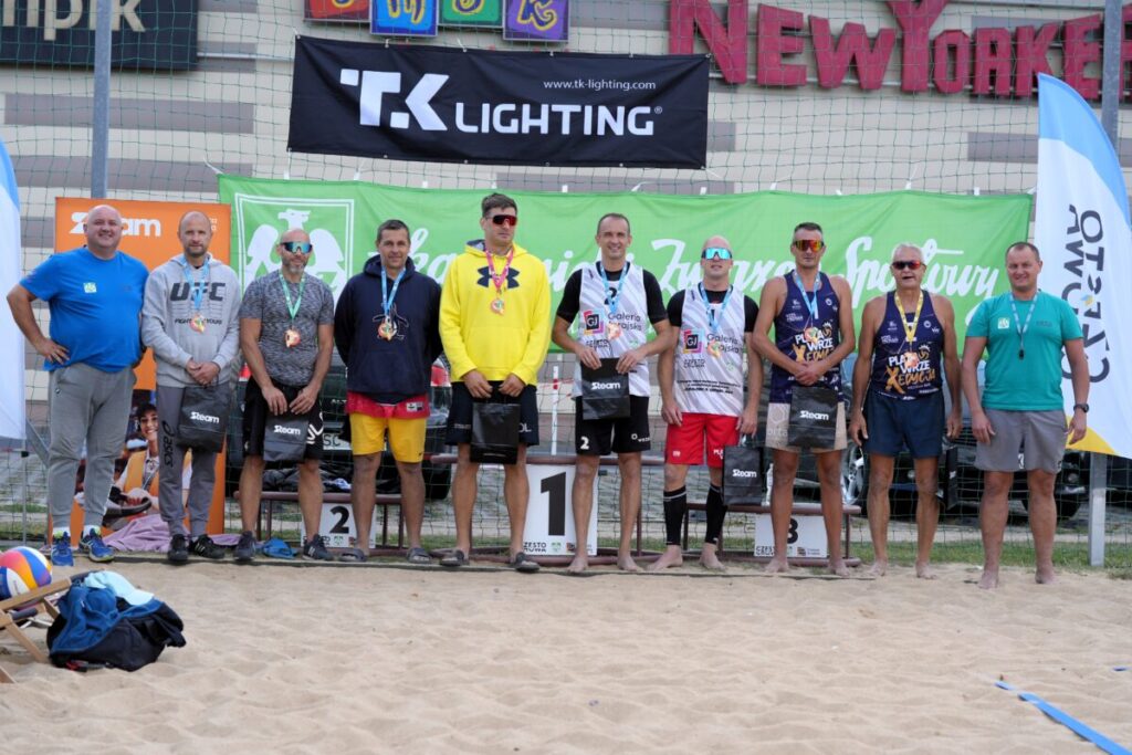 Turniej siatkówki plażowej przy GJ na zakończenie lata. Grali „starsi” panowie [ZDJĘCIA] 39