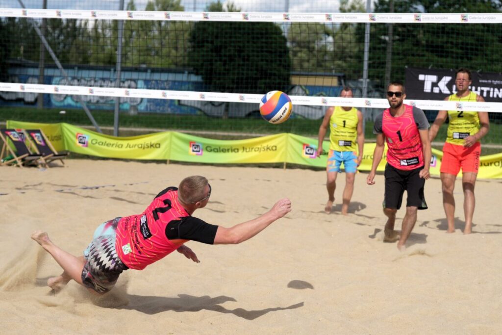 Turniej siatkówki plażowej przy GJ na zakończenie lata. Grali „starsi” panowie [ZDJĘCIA] 2