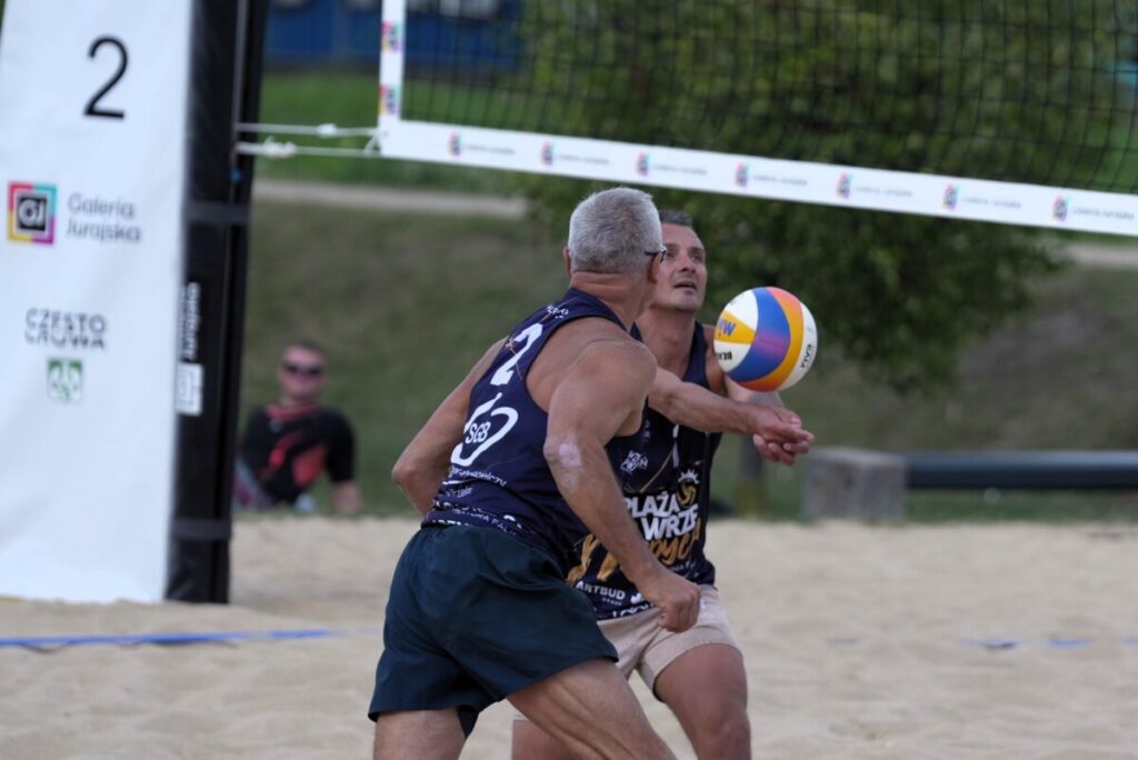 Turniej siatkówki plażowej przy GJ na zakończenie lata. Grali „starsi” panowie [ZDJĘCIA] 40