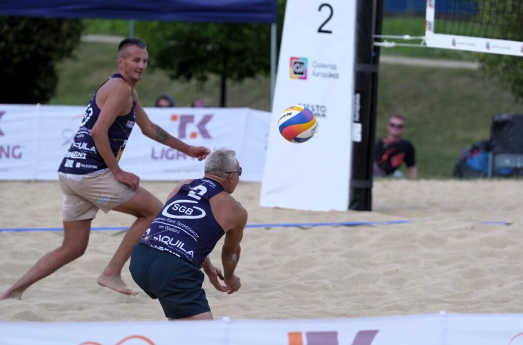 Turniej siatkówki plażowej przy GJ na zakończenie lata. Grali „starsi” panowie [ZDJĘCIA] 41