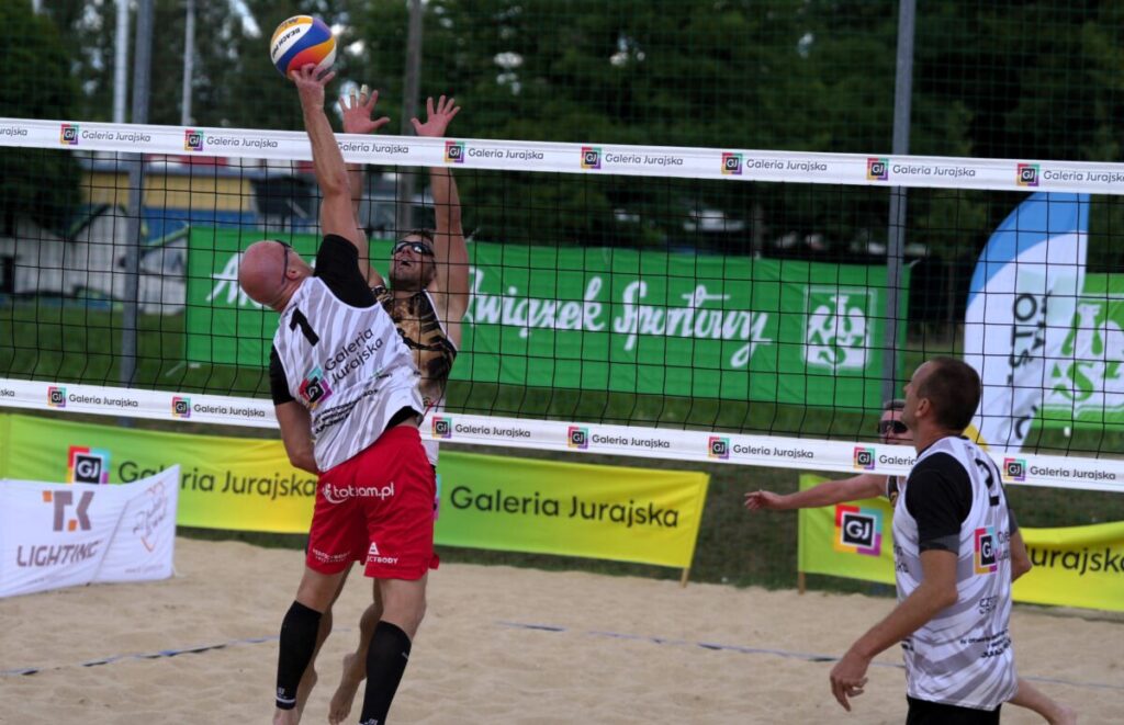 Turniej siatkówki plażowej przy GJ na zakończenie lata. Grali „starsi” panowie [ZDJĘCIA] 43