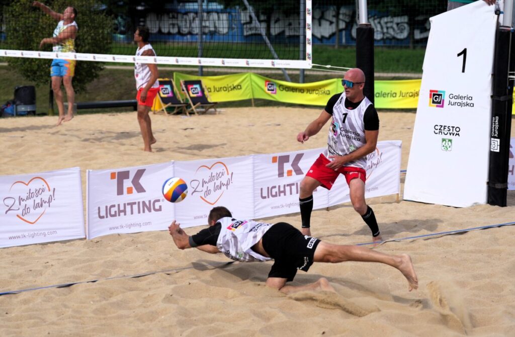 Turniej siatkówki plażowej przy GJ na zakończenie lata. Grali „starsi” panowie [ZDJĘCIA] 45