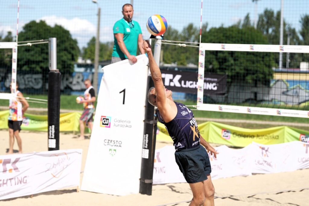 Turniej siatkówki plażowej przy GJ na zakończenie lata. Grali „starsi” panowie [ZDJĘCIA] 47