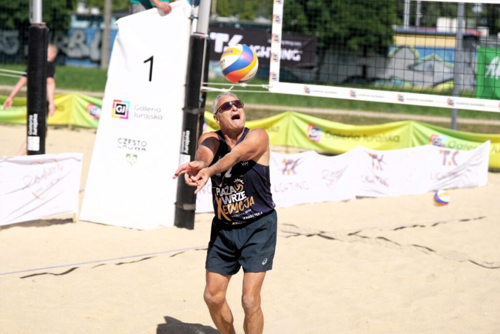 Turniej siatkówki plażowej przy GJ na zakończenie lata. Grali „starsi” panowie [ZDJĘCIA] 48