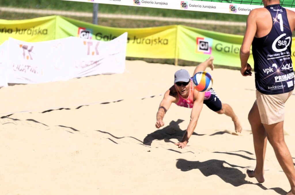 Turniej siatkówki plażowej przy GJ na zakończenie lata. Grali „starsi” panowie [ZDJĘCIA] 49