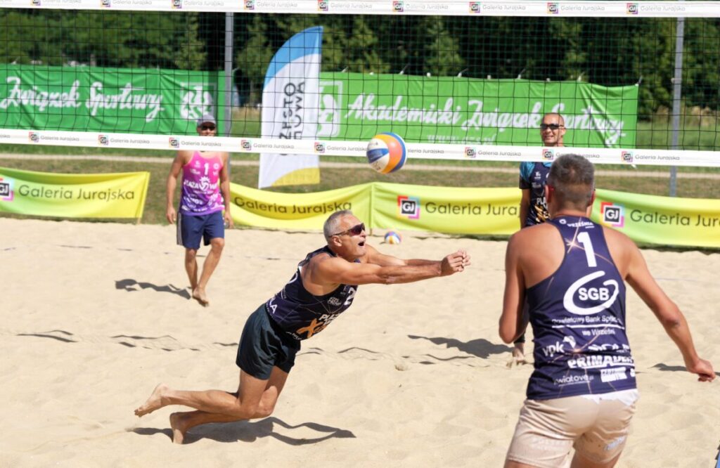Turniej siatkówki plażowej przy GJ na zakończenie lata. Grali „starsi” panowie [ZDJĘCIA] 50