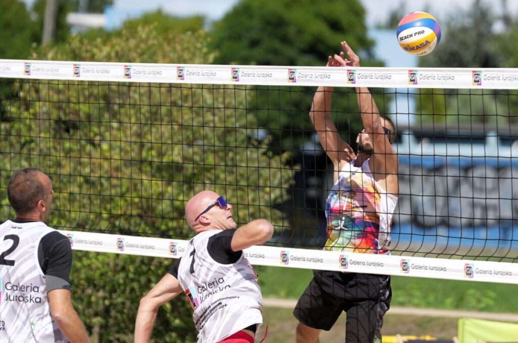 Turniej siatkówki plażowej przy GJ na zakończenie lata. Grali „starsi” panowie [ZDJĘCIA] 51