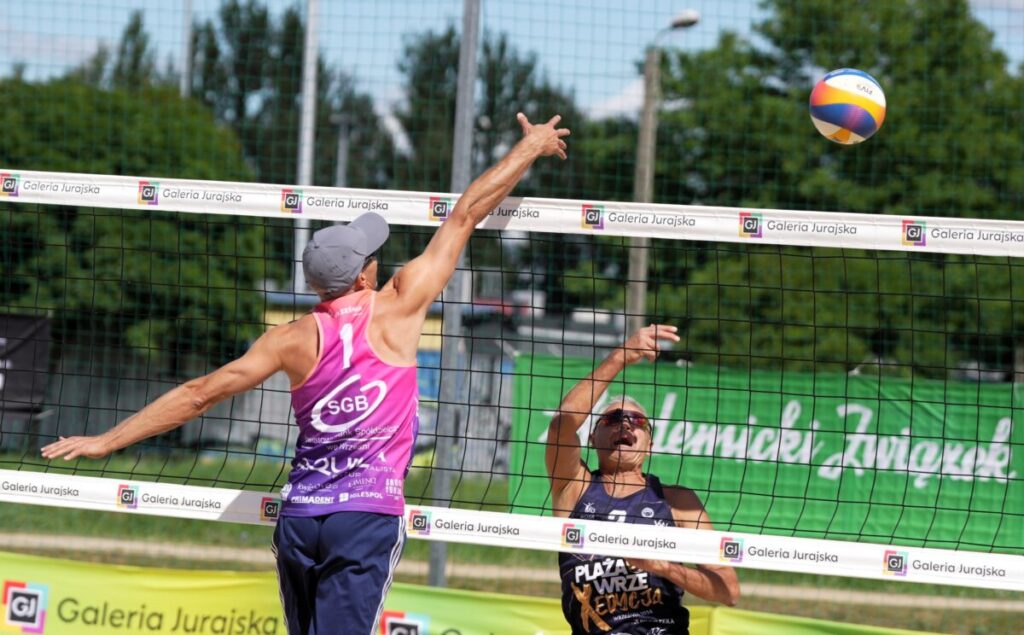 Turniej siatkówki plażowej przy GJ na zakończenie lata. Grali „starsi” panowie [ZDJĘCIA] 52