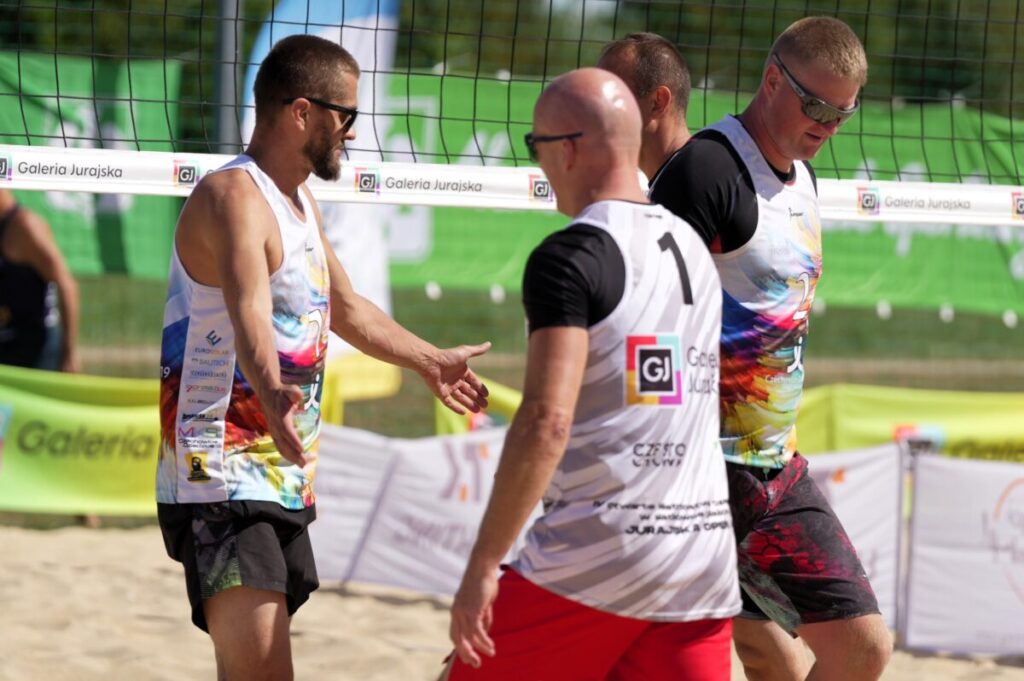 Turniej siatkówki plażowej przy GJ na zakończenie lata. Grali „starsi” panowie [ZDJĘCIA] 55