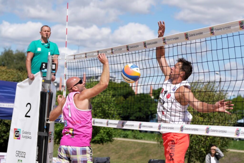 Turniej siatkówki plażowej przy GJ na zakończenie lata. Grali „starsi” panowie [ZDJĘCIA] 57