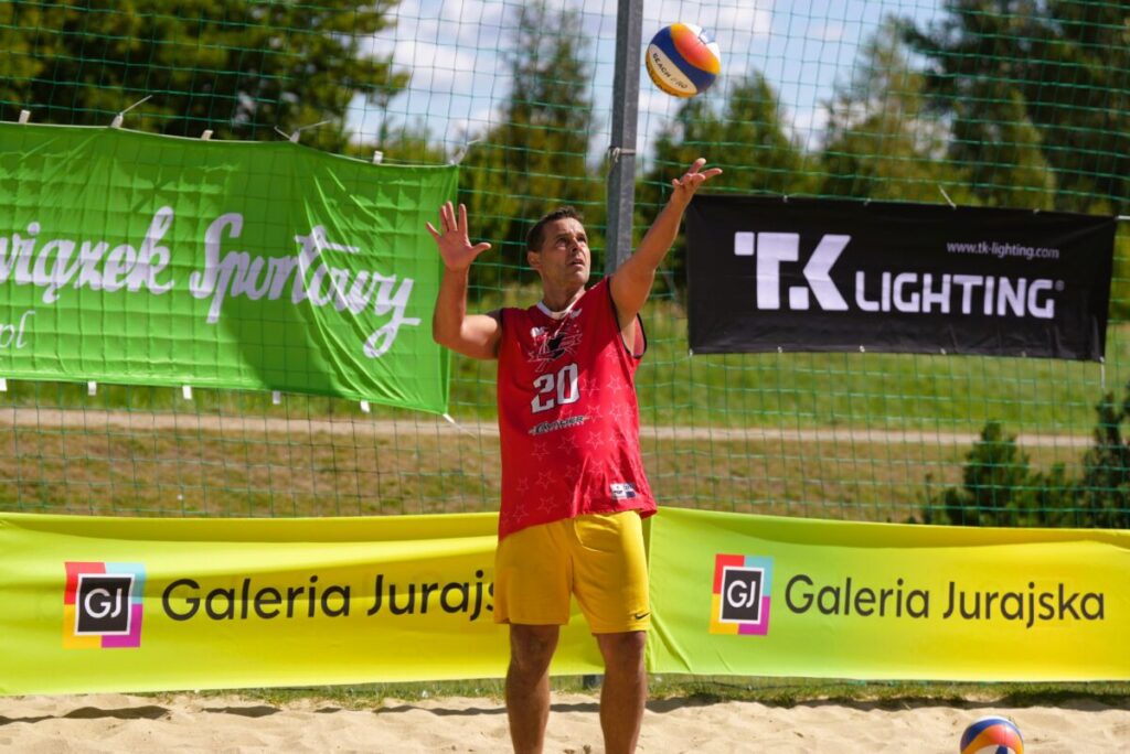 Turniej siatkówki plażowej przy GJ na zakończenie lata. Grali „starsi” panowie [ZDJĘCIA] 59
