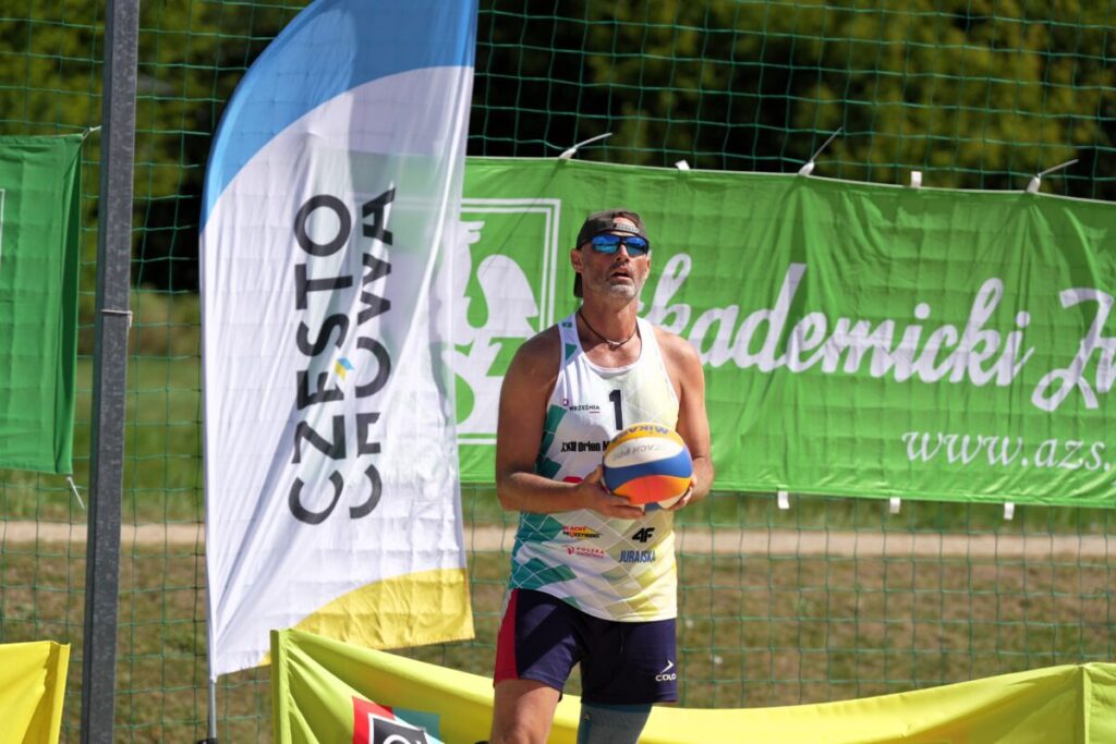 Turniej siatkówki plażowej przy GJ na zakończenie lata. Grali „starsi” panowie [ZDJĘCIA] 61