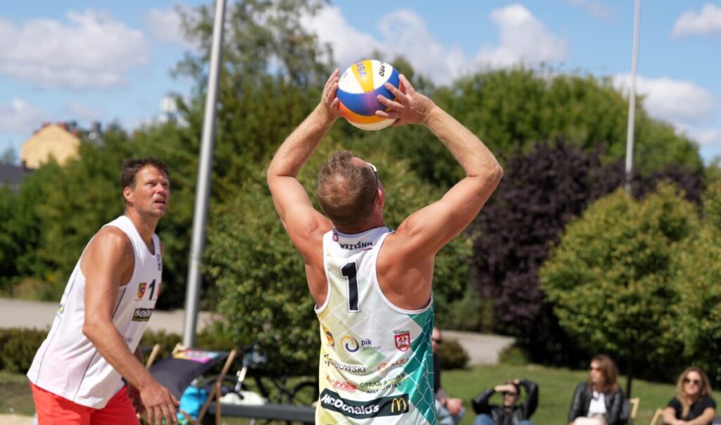 Turniej siatkówki plażowej przy GJ na zakończenie lata. Grali „starsi” panowie [ZDJĘCIA] 62