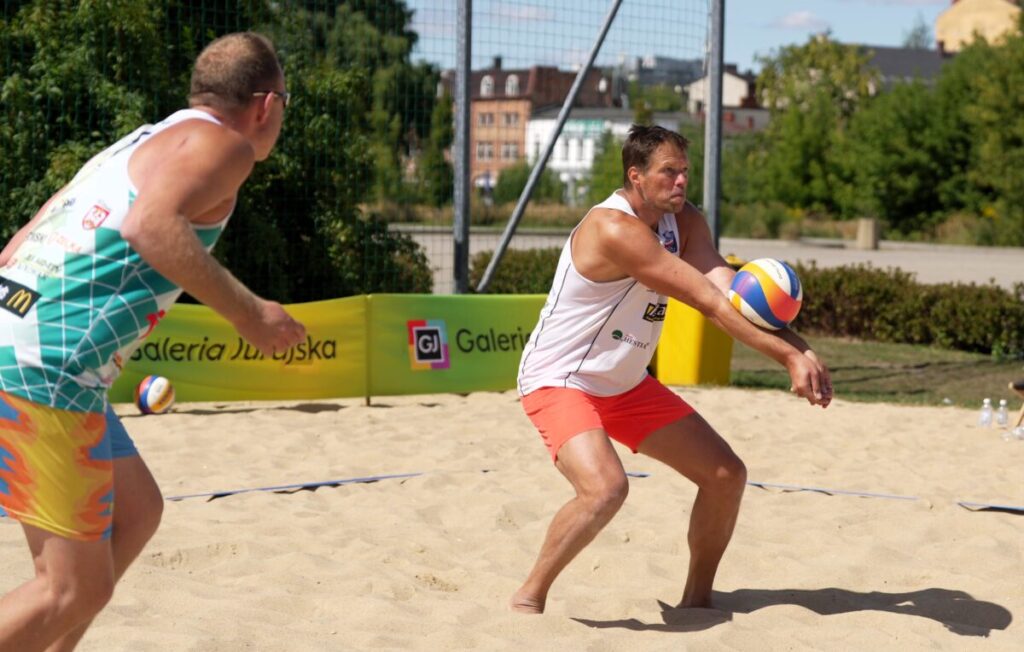 Turniej siatkówki plażowej przy GJ na zakończenie lata. Grali „starsi” panowie [ZDJĘCIA] 63
