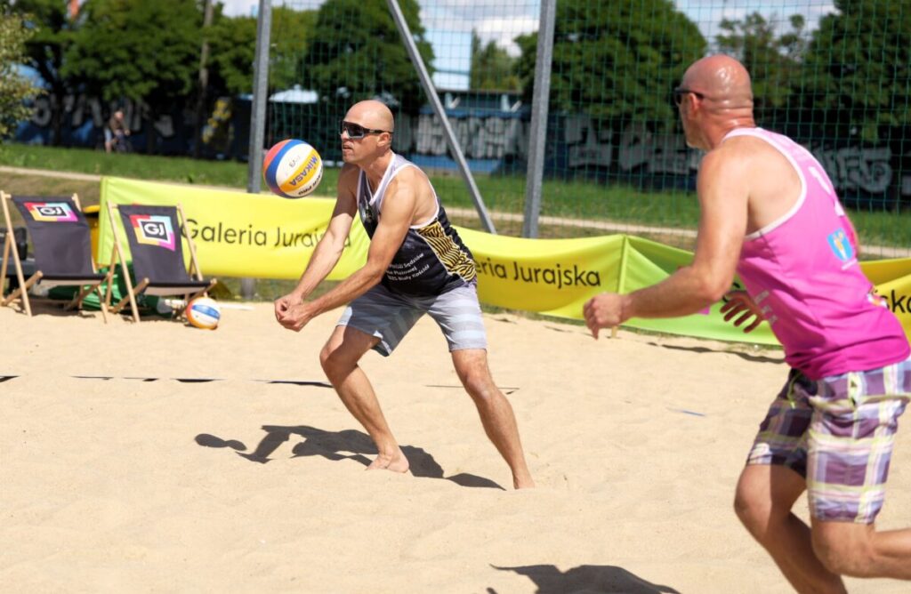 Turniej siatkówki plażowej przy GJ na zakończenie lata. Grali „starsi” panowie [ZDJĘCIA] 64