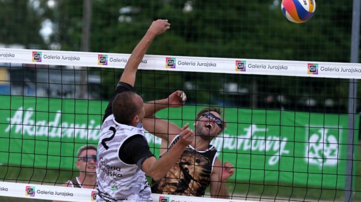 Turniej siatkówki plażowej przy GJ na zakończenie lata. Grali „starsi” panowie [ZDJĘCIA] 1