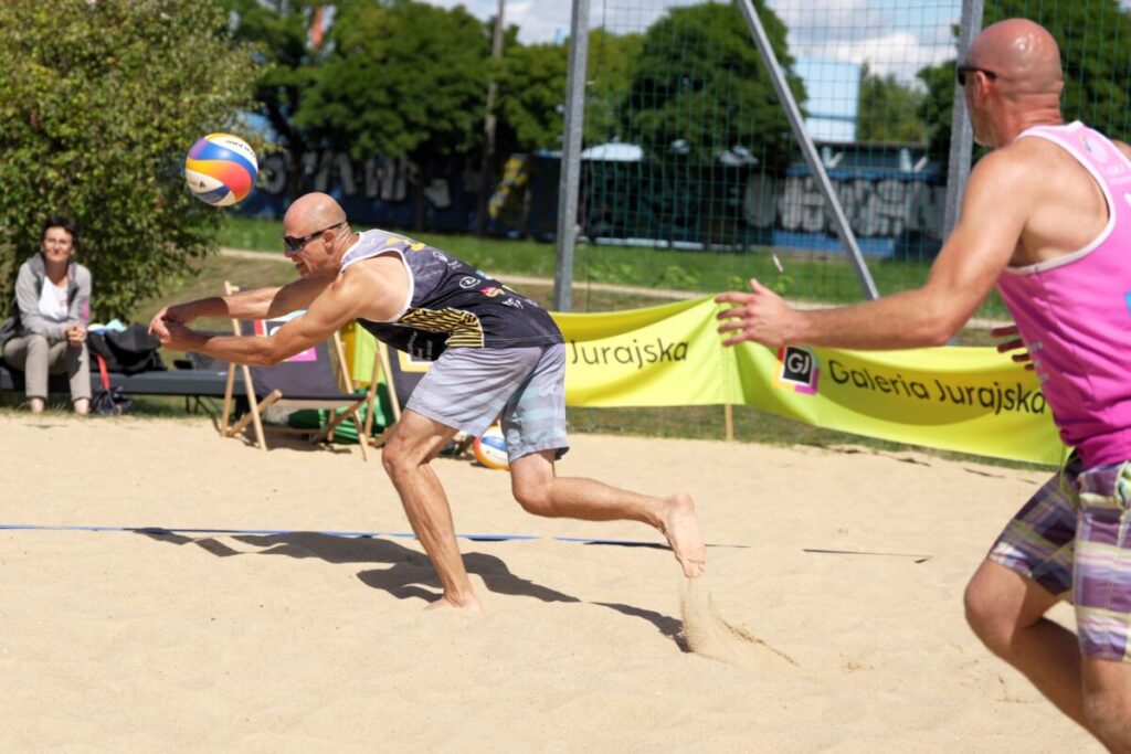 Turniej siatkówki plażowej przy GJ na zakończenie lata. Grali „starsi” panowie [ZDJĘCIA] 66