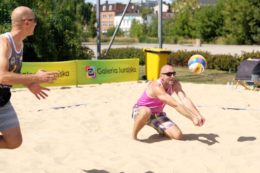 Turniej siatkówki plażowej przy GJ na zakończenie lata. Grali „starsi” panowie [ZDJĘCIA] 68
