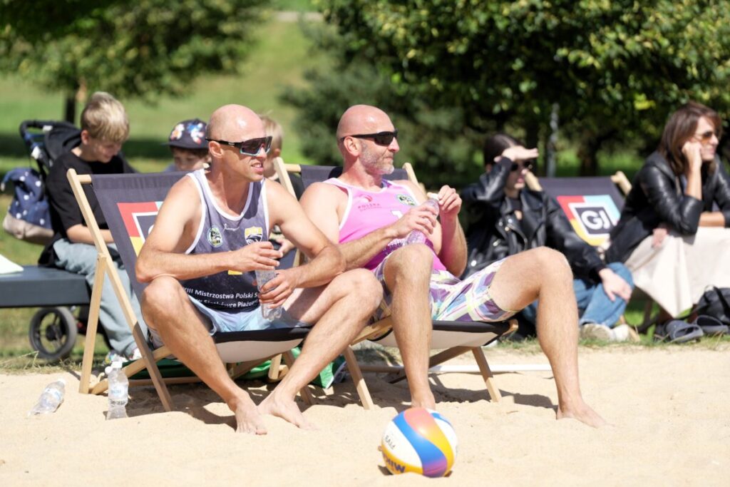 Turniej siatkówki plażowej przy GJ na zakończenie lata. Grali „starsi” panowie [ZDJĘCIA] 69