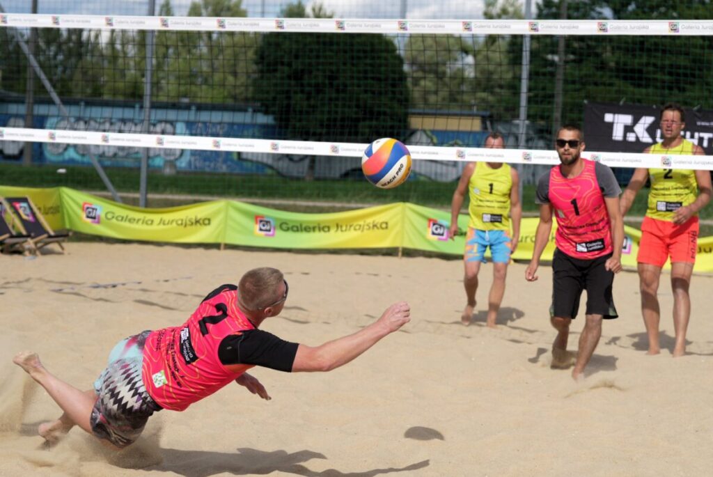 Turniej siatkówki plażowej przy GJ na zakończenie lata. Grali „starsi” panowie [ZDJĘCIA] 8