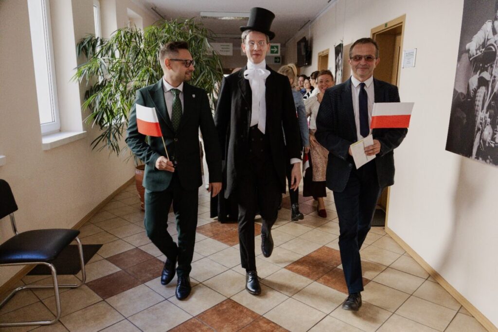 Rzeźby autorstwa Marcina Flowera Poznańskiego z Jaworznika odsłonięto w Żarkach 6