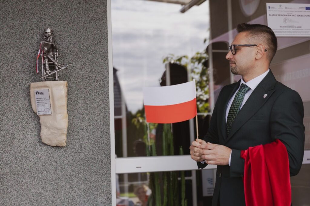 Rzeźby autorstwa Marcina Flowera Poznańskiego z Jaworznika odsłonięto w Żarkach 8