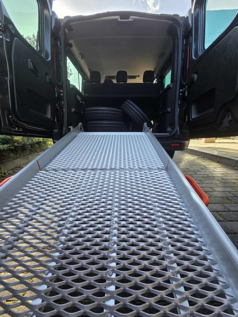 Nowy samochód dla podopiecznych Środowiskowego Domu Samopomocy w Żarkach 4