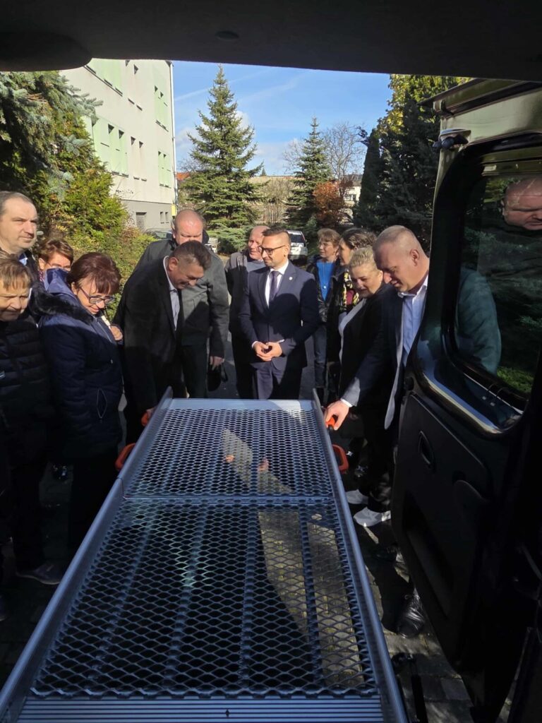 Nowy samochód dla podopiecznych Środowiskowego Domu Samopomocy w Żarkach 2