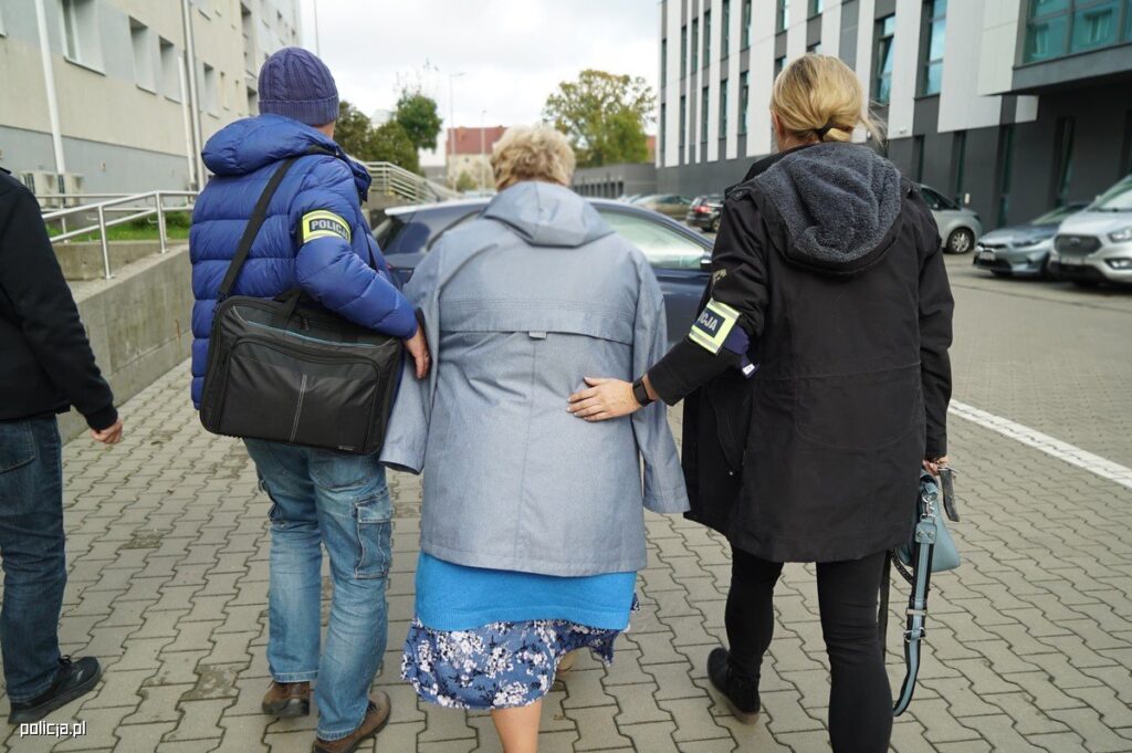 Wyłudzenia wielomilionowych dotacji na działalność edukacyjną. Wśród zatrzymanych dyrektorka z Częstochowy 3