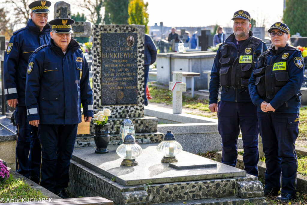 Delegacja częstochowskiej Straży Miejskiej odwiedziła groby zmarłych kolegów oraz grób pułkownika Józefa Hunkiewicza 2