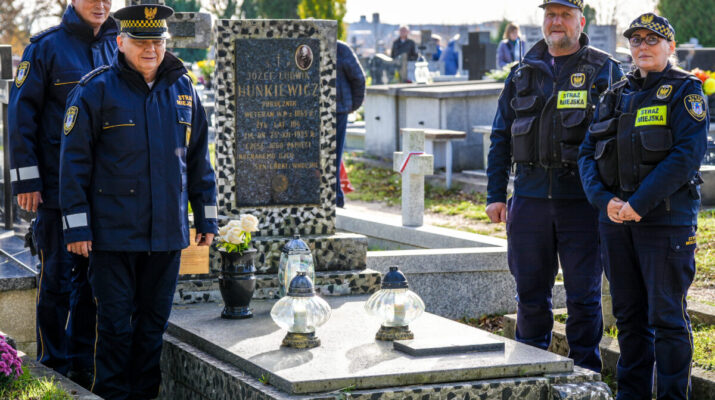 Delegacja częstochowskiej Straży Miejskiej odwiedziła groby zmarłych kolegów oraz grób pułkownika Józefa Hunkiewicza 1