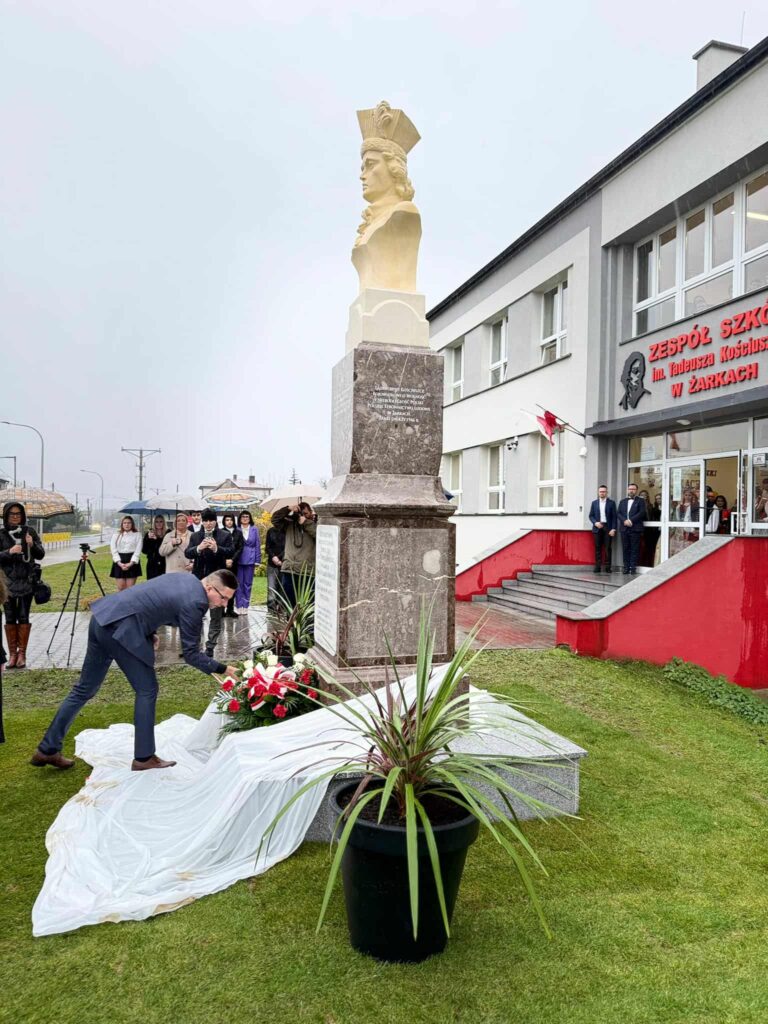 Uroczystości.Odsłonięcie pomnika i Jubileusz ZS w Żarkach. 27