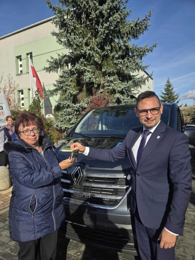 Nowy samochód dla podopiecznych Środowiskowego Domu Samopomocy w Żarkach 8