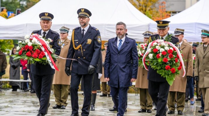 Strażnicy miejscy realizowali weekendowe zgłoszenia telefoniczne mieszkańców, a także zabezpieczali imprezy plenerowe i uroczystości... 1