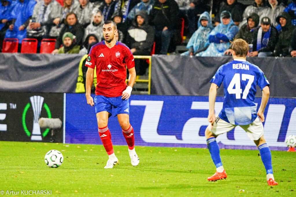 Raków wyleciał z Katowic do Pragi. Lot będzie bardzo krótki... 11