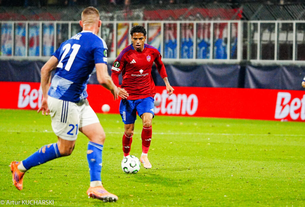 Raków wyleciał z Katowic do Pragi. Lot będzie bardzo krótki... 5