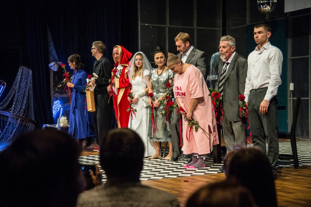 Premiera "Tanga" za nami. Publiczność częstochowskiego teatru nagrodziła spektakl owacjami 8