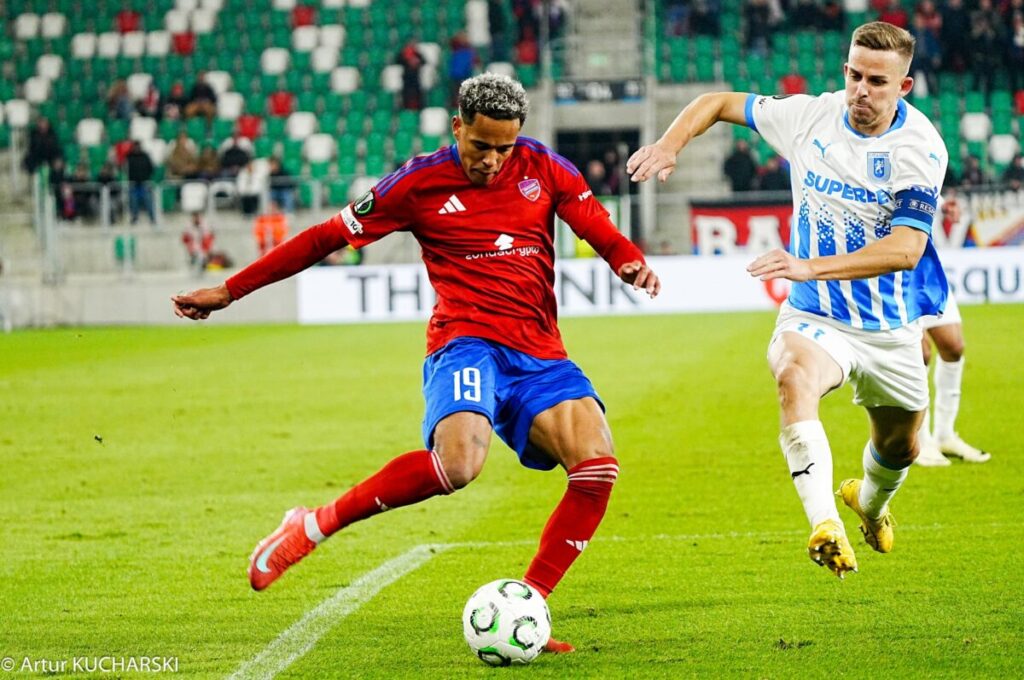 Raków rozpoczął fazę ligową Ligi Konferencji UEFA od wygranej, ale mecz oglądało 6557 kibiców... 3
