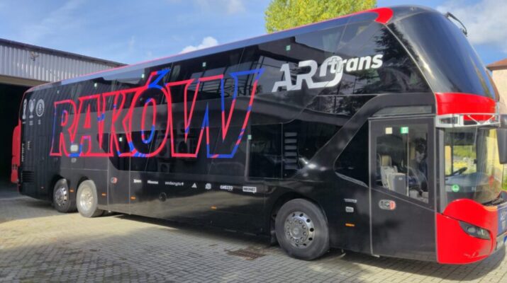 Nowa odsłona czerwono-niebieskiego autokaru Rakowa Częstochowa 1