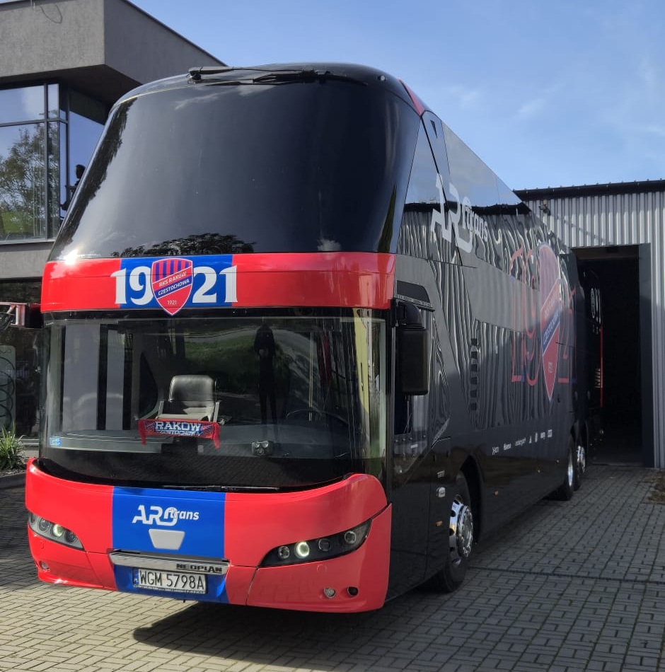Nowa odsłona czerwono-niebieskiego autokaru Rakowa Częstochowa 3