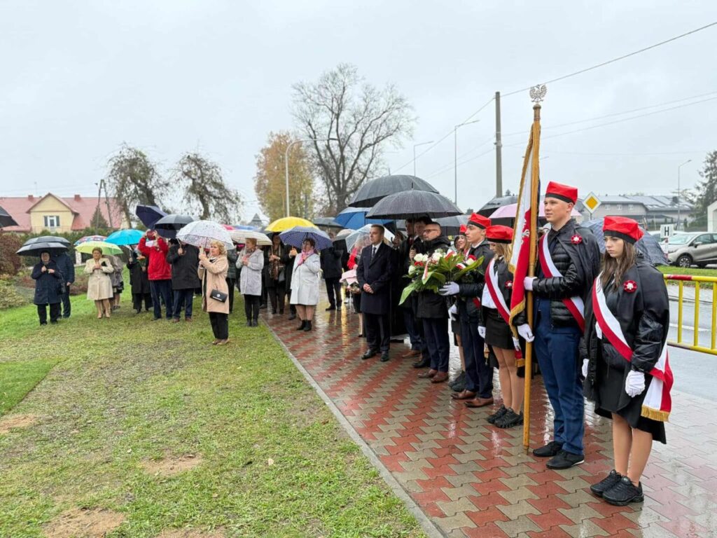 Uroczystości.Odsłonięcie pomnika i Jubileusz ZS w Żarkach. 16