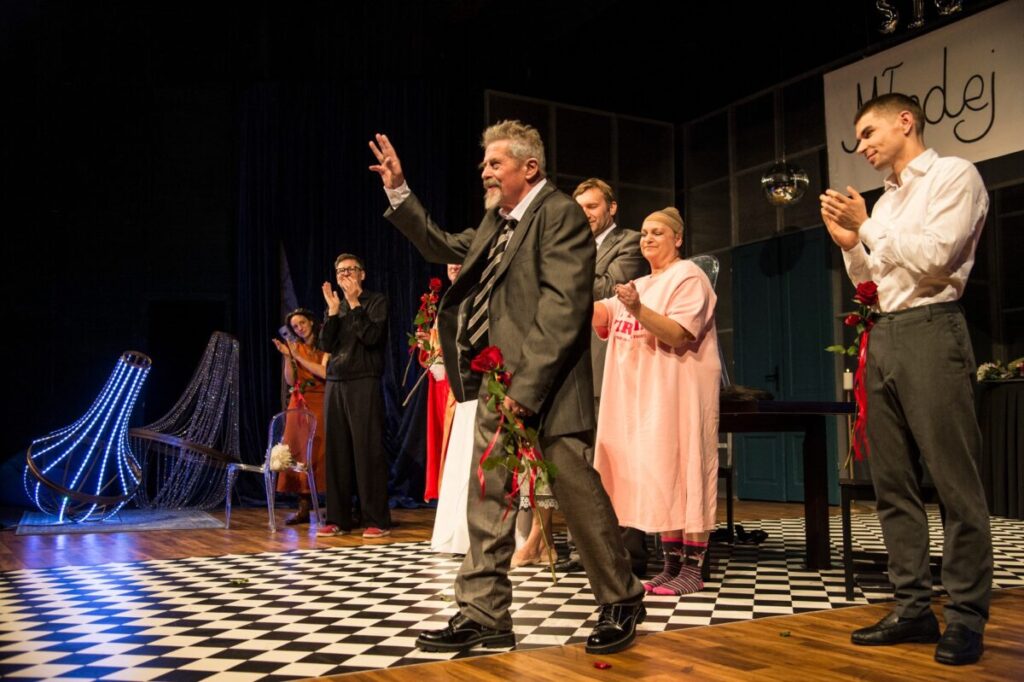 Premiera "Tanga" za nami. Publiczność częstochowskiego teatru nagrodziła spektakl owacjami 7