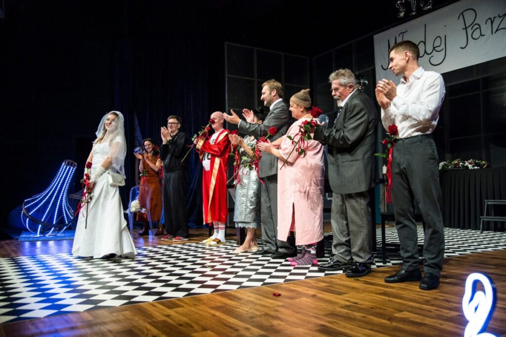 Premiera "Tanga" za nami. Publiczność częstochowskiego teatru nagrodziła spektakl owacjami 6