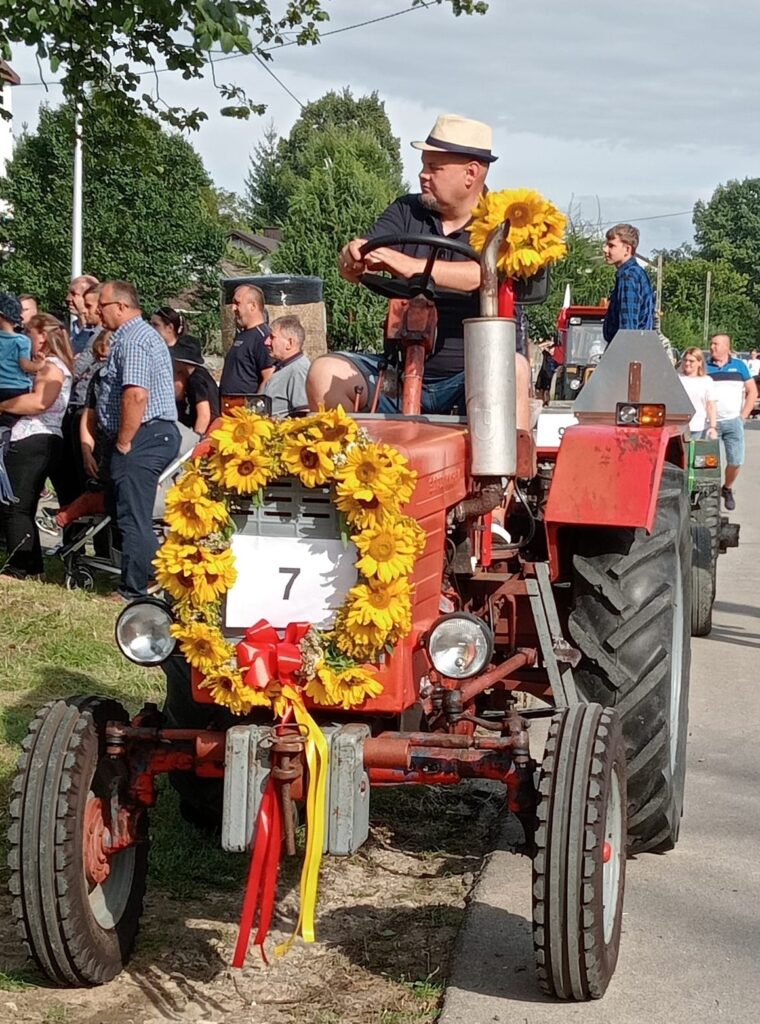 Zlot Ciągników i Samoróbek z Jaroszowa z nagrodą za Najleprze Przedsięwzięcie Odnowy Wsi! 3