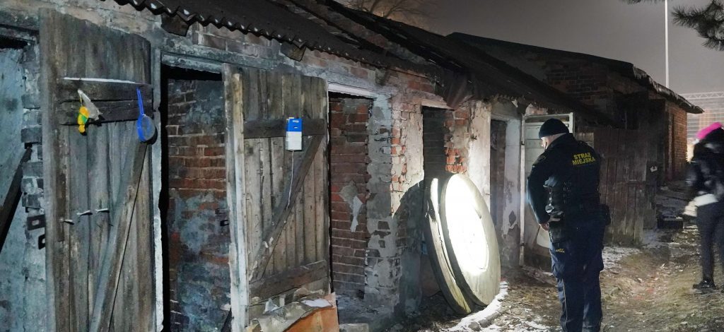 Strażnicy miejscy kontrolują pustostany i pomagają osobom w kryzysie bezdomności