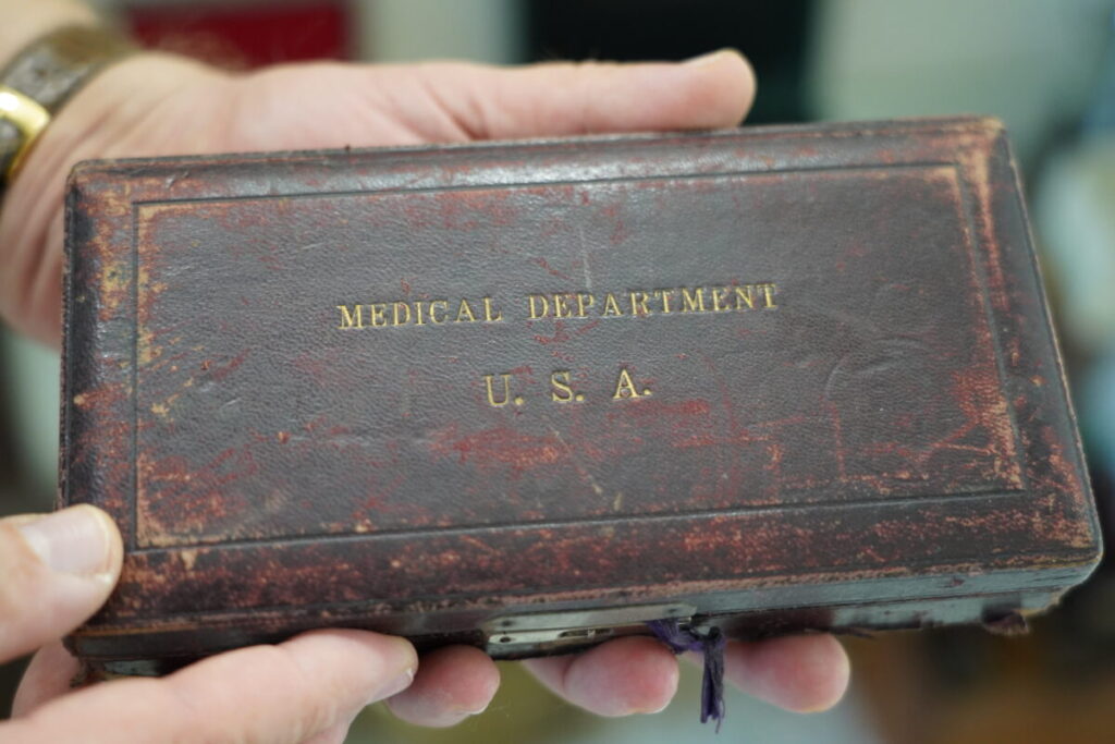 Ta kolekcja zaczęła się od zabytkowej tablicy… Rozmowa z Piotrem Kuźnikiem 12